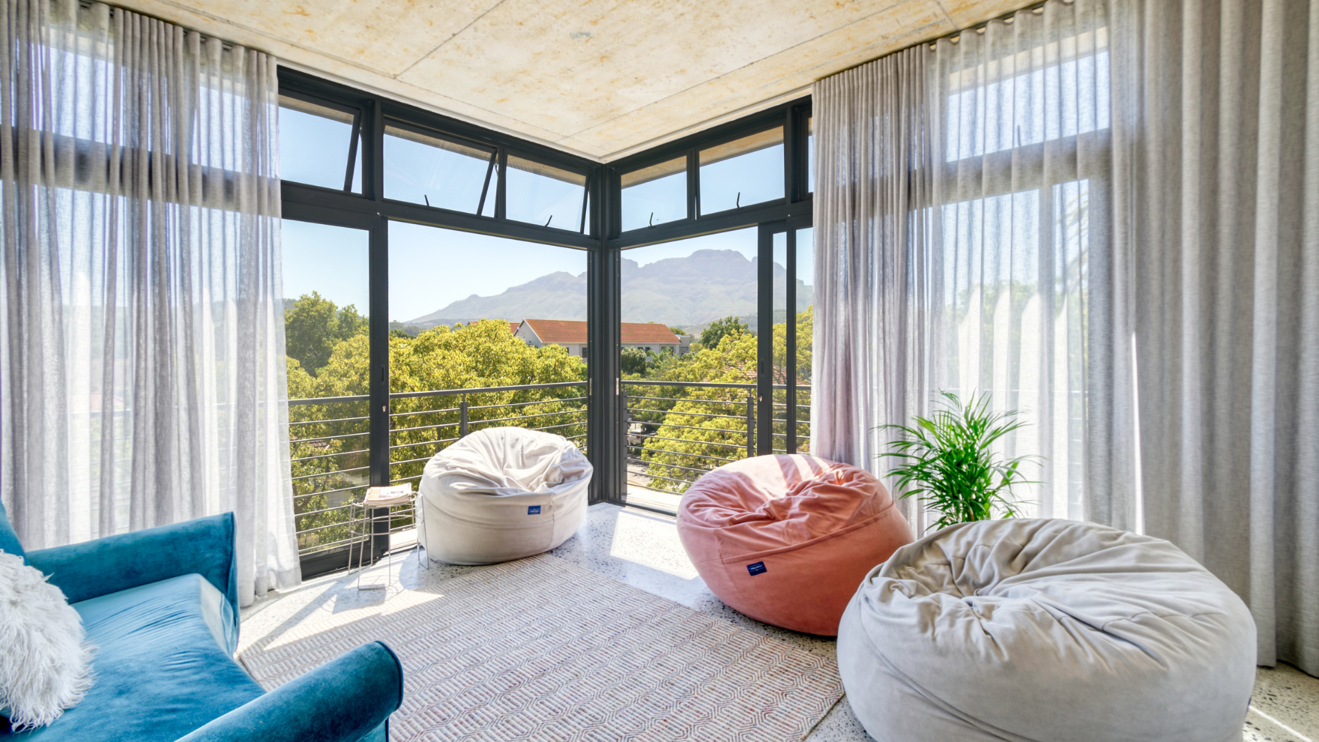 <span>Explorer</span> Three With Lounge Platinum Corner